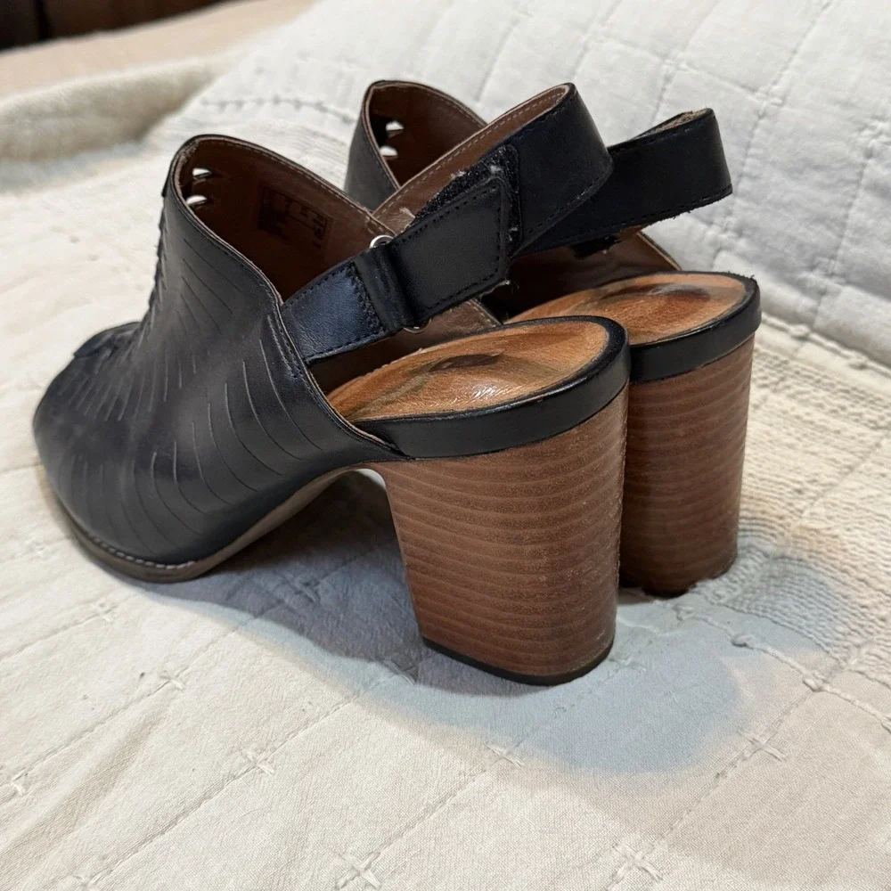 Clarks artisan sandals